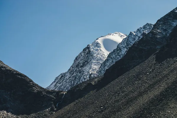 Úžasná Horská Krajina Bílým Sněhem Černých Skalách Modré Obloze Atmosférické — Stock fotografie