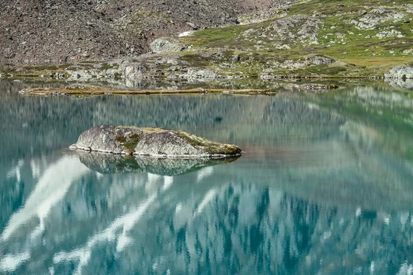 Roccia Nel Lago Montagna Turchese Montagna Innevata Riflessa Azzurro Acqua — Foto Stock