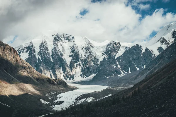 Prachtig Berglandschap Met Gletsjertong Grote Besneeuwde Bergen Het Zonlicht Bewolkte — Stockfoto