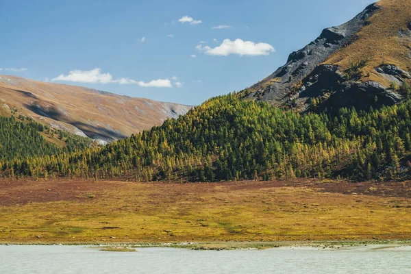 Γραφικό Φθινοπωρινό Τοπίο Ορεινή Λίμνη Και Δύσβατα Βουνά Δάσος Πολύχρωμη — Φωτογραφία Αρχείου