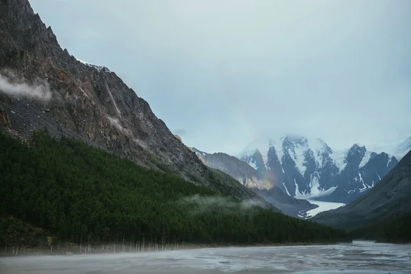 Malowniczy Alpejski Krajobraz Górskimi Potokami Mgle Śnieżnymi Górami Tęczą Pod — Zdjęcie stockowe
