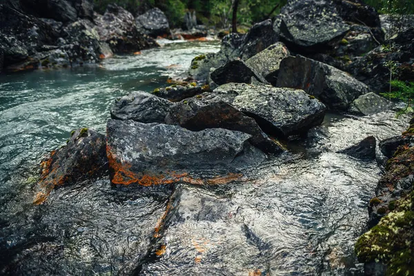 Γραφική Φύση Φόντο Τυρκουάζ Καθαρό Ρεύμα Νερού Μεταξύ Βράχων Βρύα — Φωτογραφία Αρχείου