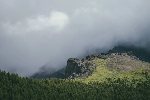 Paisaje Montañoso Atmosférico Con Grandes Rocas Cielo Gris Nublado Impresionante — Foto de Stock