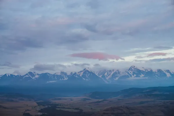 Escénico Paisaje Montañoso Del Amanecer Con Gran Cordillera Nevada Bajo —  Fotos de Stock