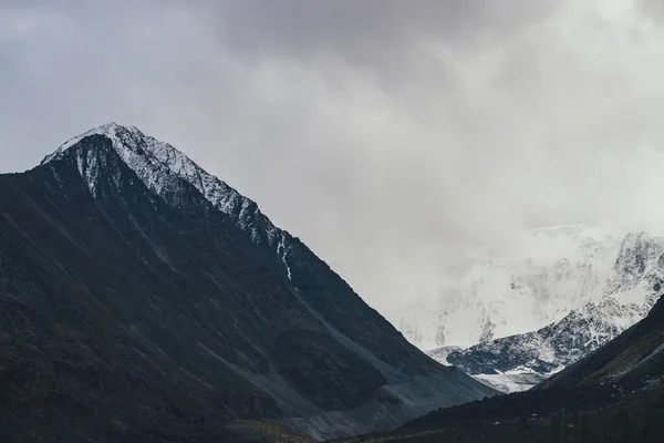 Donker Atmosferisch Landschap Met Hoge Zwarte Bergtop Besneeuwde Bergwand Lage — Stockfoto