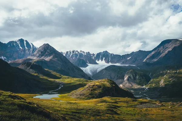 Sfeervol Alpenlandschap Met Bergmeer Groene Vallei Gletsjer Onder Bewolkte Lucht — Stockfoto