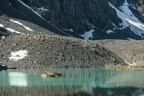 Prachtig Landschap Met Mossige Rots Turquoise Bergmeer Met Transparant Water — Stockfoto