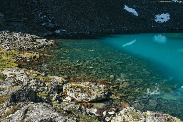美丽的风景 碧绿的山湖 清澈的水 石质的底部 碧绿的冰湖 阳光下水面清澈 高山湖畔白雪青苔 — 图库照片