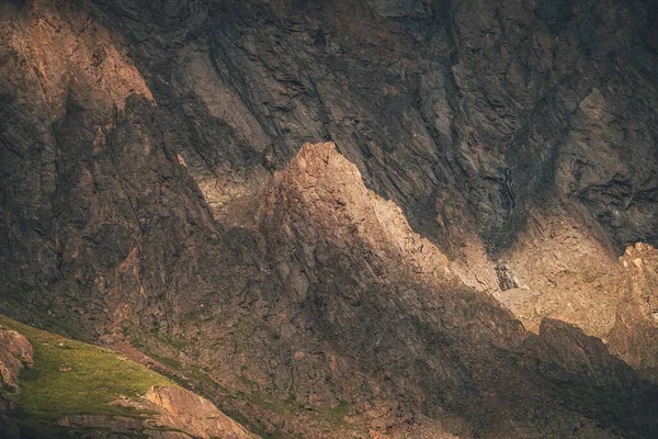 Altın Güneş Işığında Kayaları Olan Manzaralı Dağ Manzarası Kayalık Dağ — Stok fotoğraf