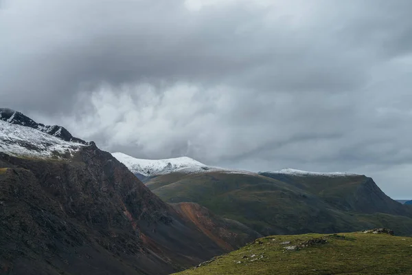 Paisaje Alpino Atmosférico Con Garganta Profunda Montañas Multicolores Cubiertas Nieve — Foto de Stock