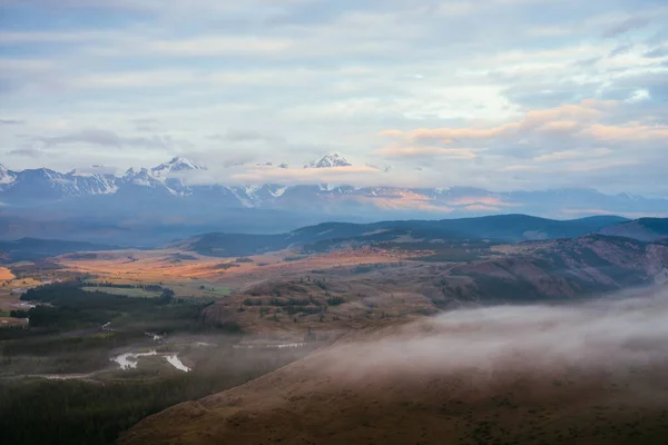 Malowniczy Alpejski Krajobraz Niskimi Chmurami Rozległym Płaskowyżu Górską Rzeką Lasem — Zdjęcie stockowe