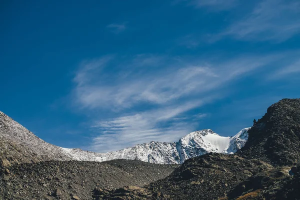 Impressionante Paesaggio Alpino Con Rocce Scure Alte Montagne Innevate Sole — Foto Stock