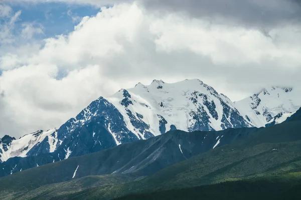 Ontzagwekkende Bergen Landschap Met Hoge Besneeuwde Bergketen Tussen Witte Wolken — Stockfoto