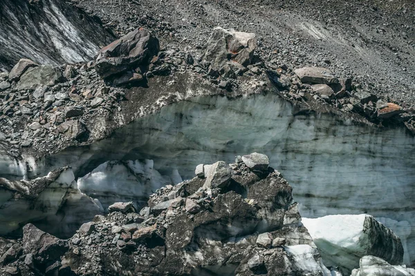 亀裂や傷を持つ氷河の壁の近くの氷河と自然背景 氷の壁と氷のブロックと自然背景 太陽の下で光沢のある氷の壁と氷のブロックと美しい風景 — ストック写真