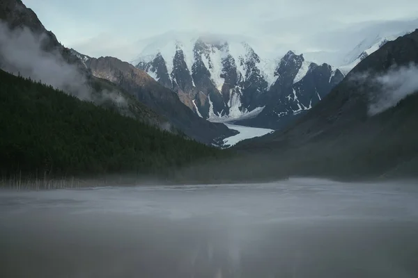 Paisaje Alpino Brumoso Atmosférico Con Lago Montaña Gris Niebla Montañas — Foto de Stock