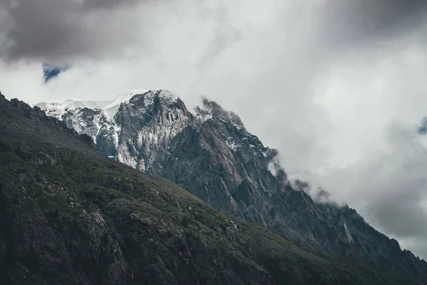Donker Atmosferisch Surrealistisch Landschap Met Donkere Rotsachtige Bergtop Lage Wolken — Stockfoto