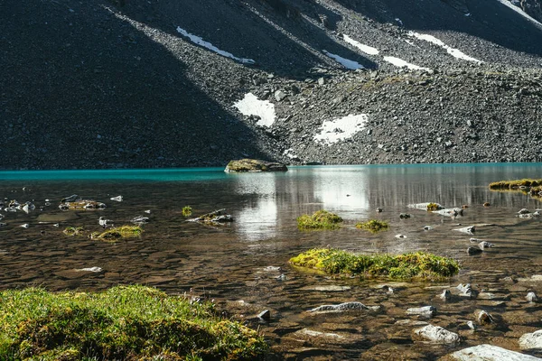 美丽的风景 碧绿的山湖 清澈的水 石质的底部 碧绿的冰湖 阳光下水面清澈 高山湖畔白雪绿草 — 图库照片