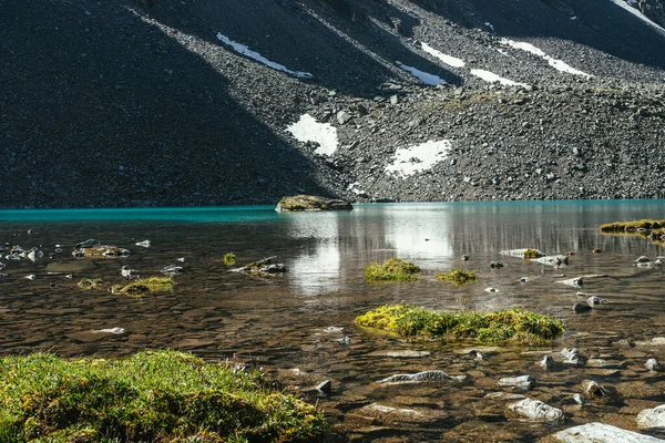 Vakkert Landskap Med Turkis Fjellsjø Med Gjennomsiktig Vann Steinbunn Asur – stockfoto