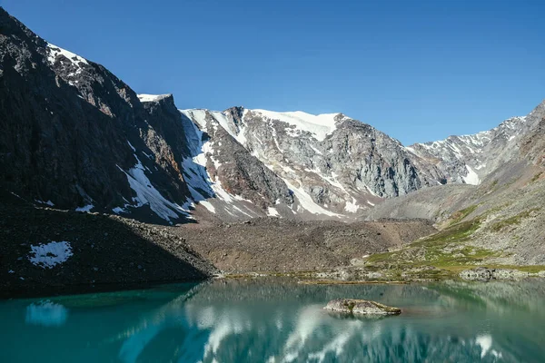 Snöiga Berg Speglas Klart Vatten Glacialsjön Vackert Soligt Landskap Med — Stockfoto