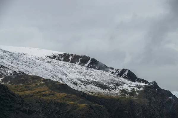 Paisaje Minimalista Tierras Altas Con Montañas Cubiertas Nieve Bajo Cielo —  Fotos de Stock
