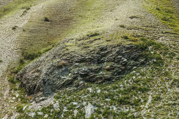 Yeşil Kayalık Yamaçlı Minimalist Dağ Manzarası Çimenli Dağlık Kayalar Keskin — Stok fotoğraf