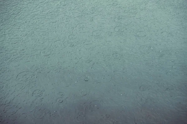 Dağ Gölündeki Gök Mavisi Suyun Atmosferik Doğası Yüzeyinde Yağmur Çemberleri — Stok fotoğraf