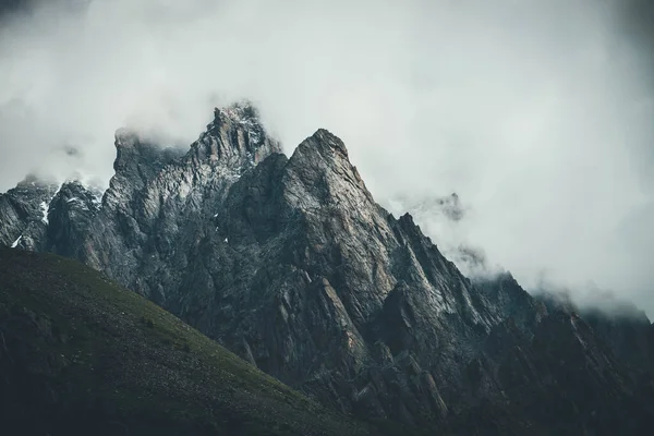 Karanlık Atmosferik Gerçeküstü Manzara Koyu Kayalık Dağ Tepesi Alçak Bulutlar — Stok fotoğraf