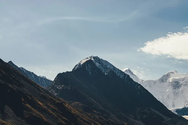 Sfeervol Alpenlandschap Met Hoog Bergsilhouet Met Sneeuw Toppen Onder Cirruswolken — Stockfoto