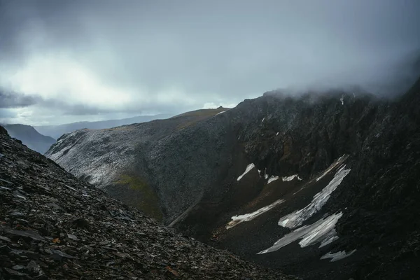 Mørkt Atmosfærisk Landskap Avgrunnens Rand Høylandet Farlige Fjell Avgrunn Overskyet – stockfoto