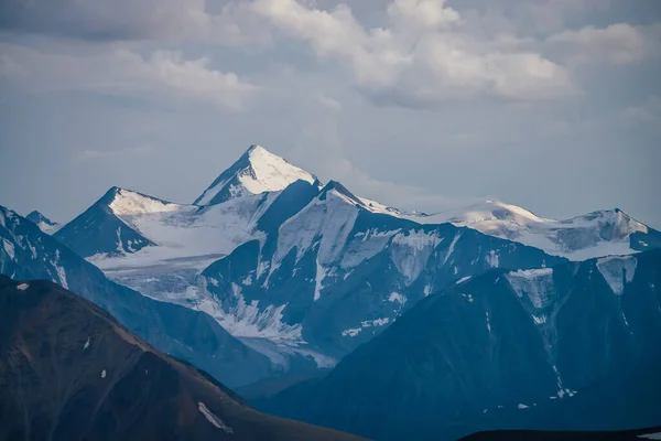 Úžasná Horská Krajina Velkou Zasněženou Horskou Vrchol Modrých Bílých Barvách — Stock fotografie