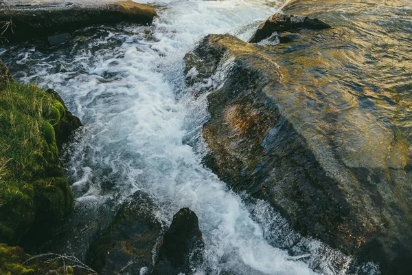 Fond Naturel Coloré Avec Grand Rocher Dans Turbulence Rivière Montagne — Photo