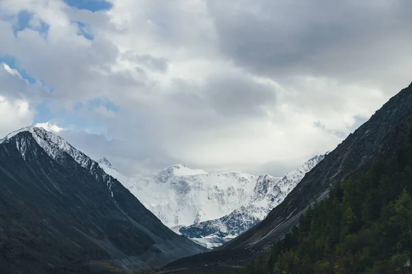 Sfeervol Landschap Met Grote Sneeuwbergen Onder Bewolkte Hemel Dramatisch Landschap — Stockfoto