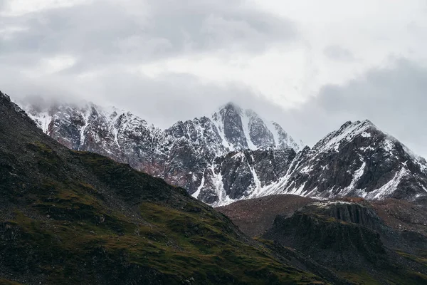 Stimmungsvolle Alpine Landschaft Mit Großartigen Berggipfeln Und Schnee Niedrigen Wolken — Stockfoto