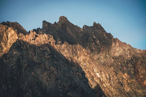 Malowniczy Krajobraz Górski Wielkimi Skałami Złocistym Słońcu Niesamowita Skalista Ściana — Zdjęcie stockowe