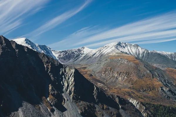 Kleurrijke Alpine Landschap Met Grote Berg Herfst Kleuren Met Sneeuw — Stockfoto