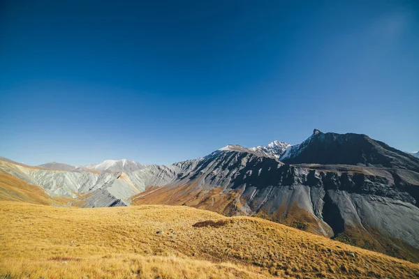 Tolle Herbstlandschaft Mit Großen Schneebedeckten Bergen Und Scharfen Felsen Spektakulärer — Stockfoto