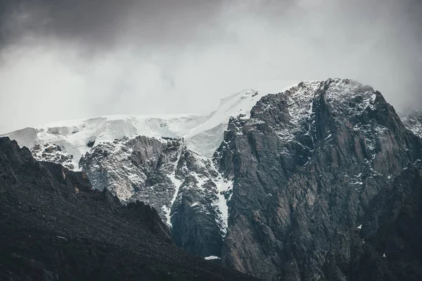 Paisaje Surrealista Atmosférico Oscuro Con Cima Rocosa Oscura Montaña Las — Foto de Stock