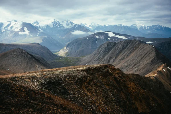 Tolle Hochlandlandschaft Mit Scharfem Felskamm Hintergrund Des Gebirgstals Und Schneebedeckter — Stockfoto