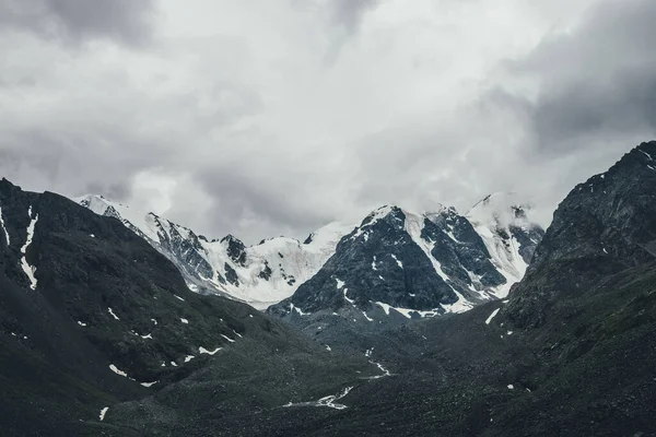 Paisaje Montañoso Atmosférico Oscuro Con Glaciar Sobre Rocas Negras Cielo — Foto de Stock