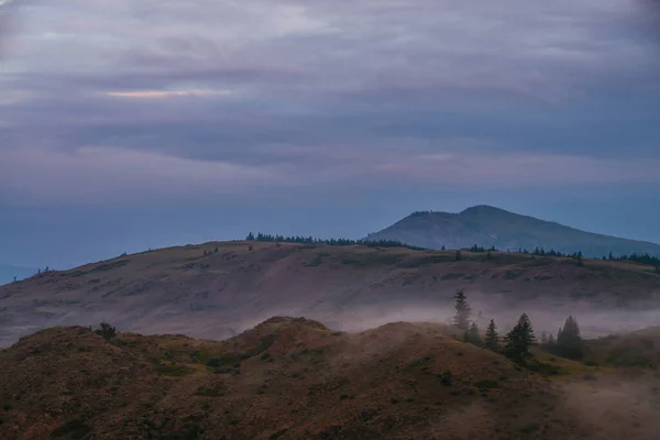 Scénická Ranní Horská Krajina Mlhou Kopci Stromy Vrcholkem Hory Pod — Stock fotografie