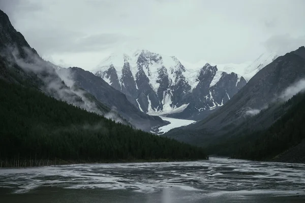 Atmosferyczny Alpejski Krajobraz Strumieniami Górskimi Śnieżnych Gór Pochmurną Pogodę Wyciek — Zdjęcie stockowe