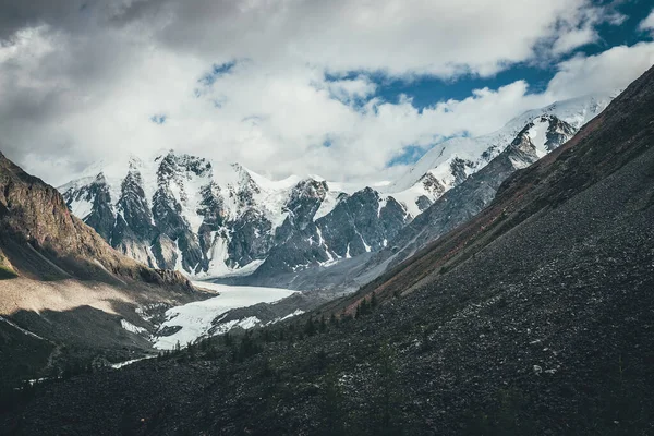 Prachtig Berglandschap Met Gletsjertong Grote Besneeuwde Bergen Het Zonlicht Bewolkte — Stockfoto