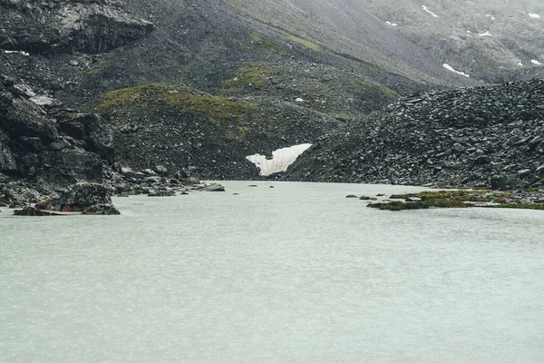 Slecht Regenlandschap Met Regencirkels Het Wateroppervlak Van Het Bergmeer Sfeervol — Stockfoto