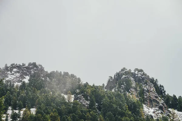 Landschaftlich Reizvolle Berglandschaft Mit Scharfen Felsen Auf Schneebedeckten Hügeln Mit — Stockfoto