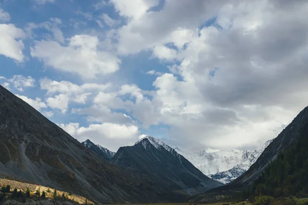 Geweldige Alpine Landschap Met Besneeuwde Bergtoppen Rotsen Gouden Zon Onder — Stockfoto