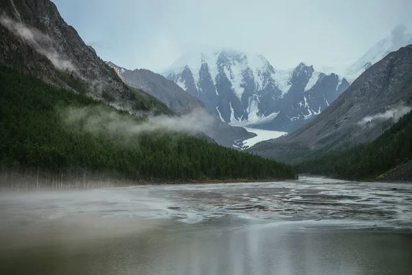 Atmospheric Alpine Landscape Mountain Lake Streams Snowy Mountains Overcast Weather — Stockfoto