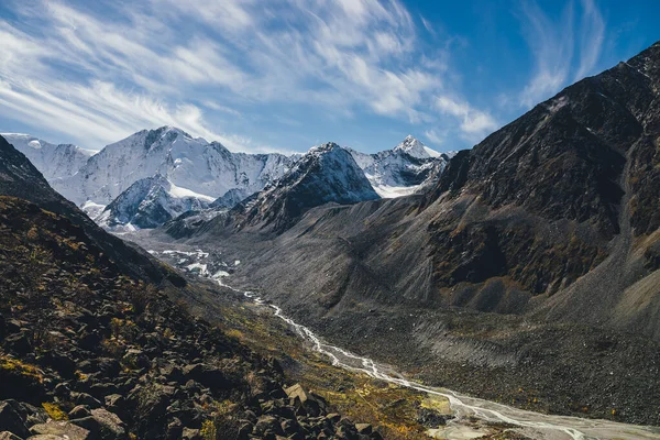 Krásná Alpská Krajina Velkými Zasněženými Horami Horskou Řekou Mnoha Potoky — Stock fotografie