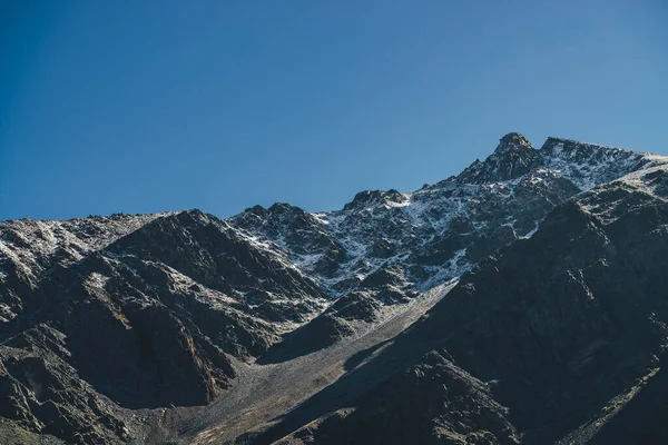 Minimale Berglandschaft Mit Schwarzem Gipfel Und Weißem Schnee Unter Blauem — Stockfoto