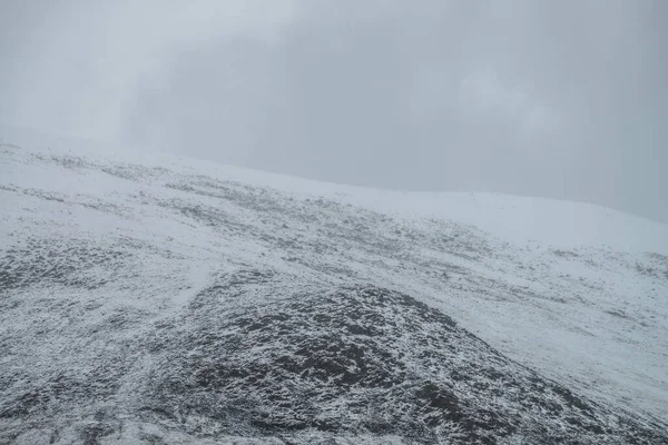 Paisagem Montanha Nebulosa Com Neve Branca Rochas Pretas Céu Nublado — Fotografia de Stock