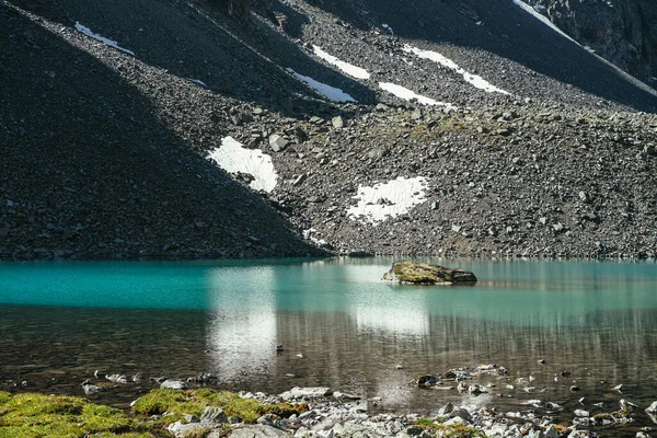 美丽的风景 碧绿的山湖 清澈的水 石质的底部 碧绿的冰湖 阳光下水面清澈 高山湖畔白雪青苔 — 图库照片